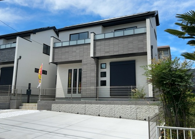 住宅用の土地では前面道路に2m以上接していなければならないと法律で定められています。しかし、お持ちの車のサイズやライフスタイルなどにより、2mでは利便が悪い場合もございますので、事前に確認しましょう。