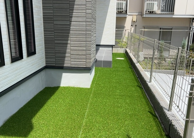 庭があることでガーデニングや家庭菜園はもちろん、こどもの遊び場やペットを放して遊ぶことができます。また、家の周囲に余裕があるということです。隣地との間があれば、十分な日当たりと、風通しが確保できます。