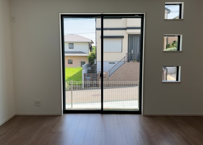 サッシとは、ガラス窓に使用される金属製の窓枠のことです。一般的に住宅建築では、金属製建具工事の段階で備え付けるもので、ガラス類や玄関、バスルームのスチール製のドアなどと同じタイミングで工事を行います。