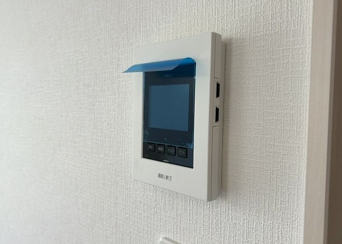 モニターで来訪者を確認して、目的が分からない場合はインターホンを通じて室内から会話することができます。怪しいと感じた場合はインターホン越しにお帰りいただくことができるので、直接会うことがなく安全です。