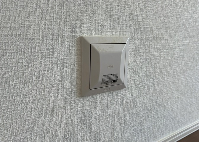 1日中建物内の換気が行われるように設計された仕組みです。気密性の高い住宅は、家に籠った空気でシックハウス症候群になる可能性がありますが、24時間換気システムであれば計画的な換気で対策が可能です。