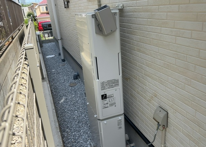 省エネ給湯器とは従来型の給湯器より熱効率が高く、少ない燃料でたくさんのお湯を沸かすことが出来る高効率な給湯器のことを指します。また、省エネ給湯器には種類があり、利便性や効果なども様々です。