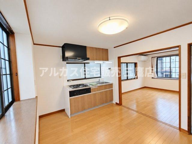 キッチンと隣接する居室の様子。開口部が広く開放的で、2面採光による明るく風通しの良い空間が広がります。