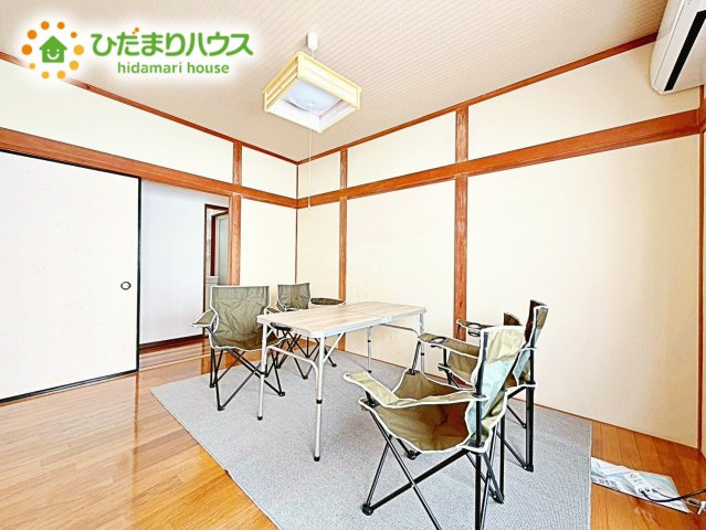 明るく開放的な空間が広がるLDK。ホームパーティーでもゲストと一緒に料理を楽しみながら楽しい時間を過ごせそう。