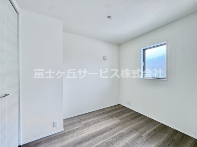 使い勝手のいい洋室です