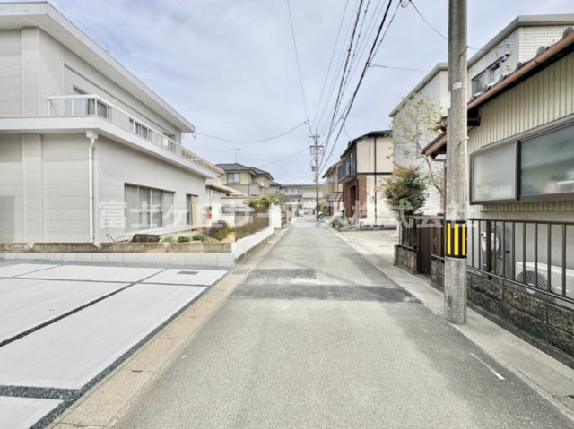 前面道路含む現地写真です