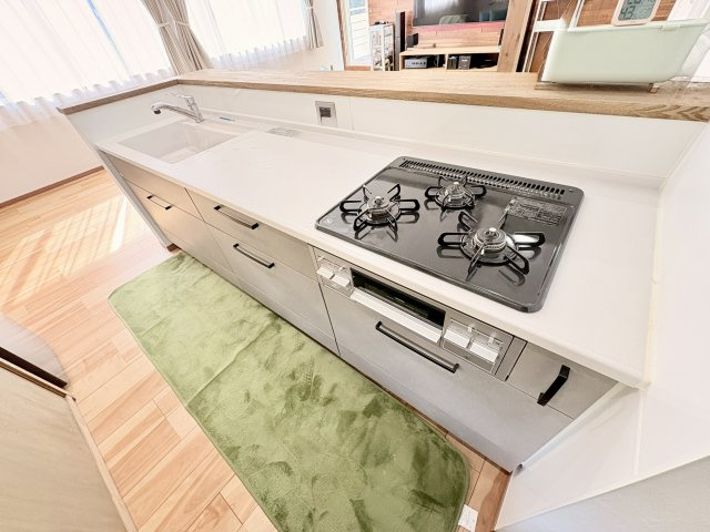 シンプルで使い勝手のいいキッチン。きれいに使用されています。