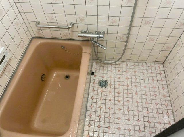 窓付きでしっかり換気できるトイレ！男性用小便器もあり便利です