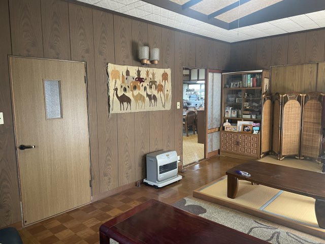 木目調の壁と畳コーナーで和洋折衷の落ち着く空間を演出