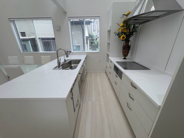 調理道具や調味料もすっきりしまえる、収納力のあるキッチン。