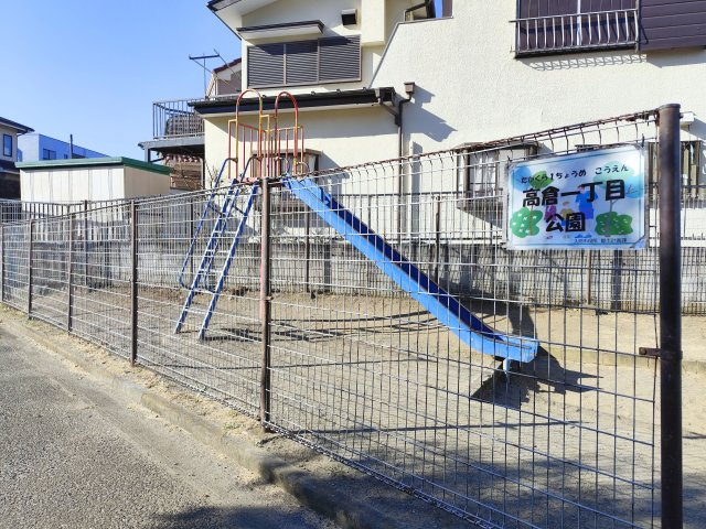 目の前には車道通りの少ない公園がありお子様も遊ばせられます♪