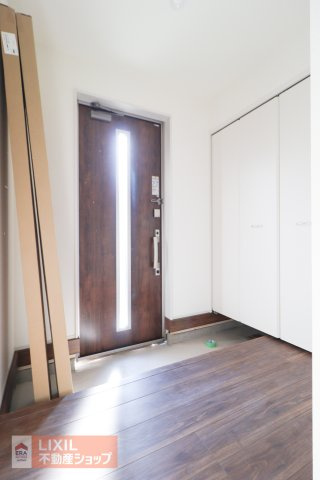 【玄関】現地完成写真。ゆったりと明るい玄関がご家族や来客をお出迎え。