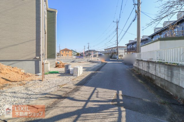 【前面道路】現地完成写真。道幅や駐車など、ご確認ください。