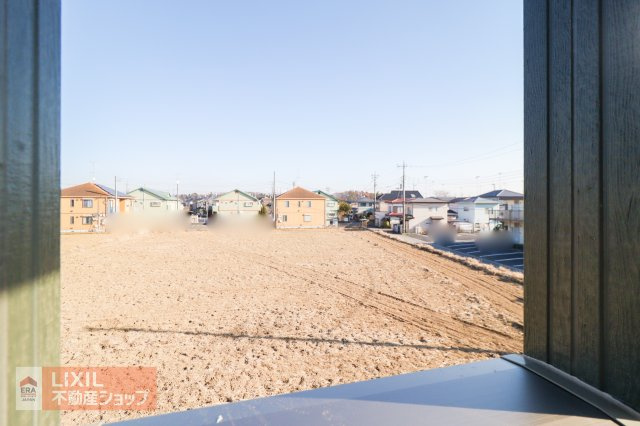 【建物からの眺望】現地完成写真。バルコニーからの景色。十分な間隔が確保されております。
