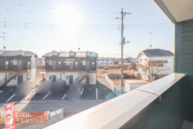 【建物からの眺望】現地完成写真。バルコニーからの景色。十分な間隔が確保されております。