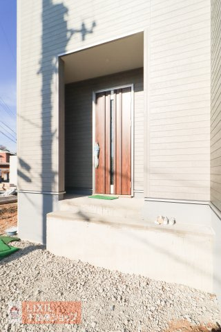 【エントランス】現地完成写真。ゆったりとした玄関。奥行きのあるポーチで雨の日も安心です。