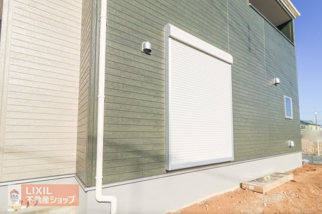 【防犯設備】現地完成写真。1階リビングには雨風の強い日にも役立つ防犯シャッターがついています。