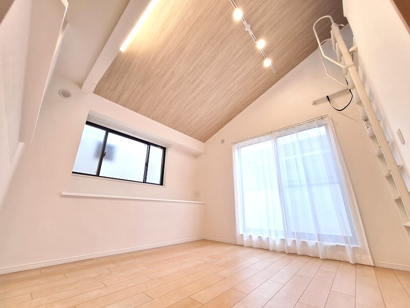 勾配天井を採用した開放的なリビング！光溢れる、ワンランク上の住空間。　