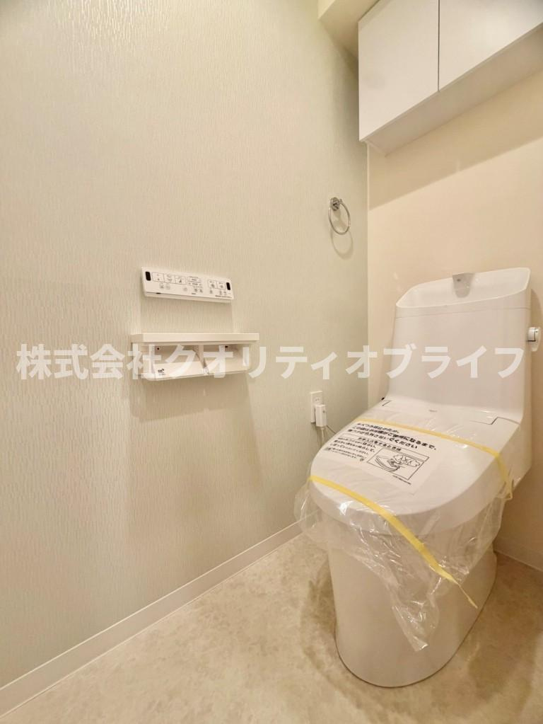 衛生的で年中快適に使用できる温水洗浄便座付きのトイレ空間。便座をいつでも清潔に保てるだけでなく、お掃除がしやすい形状になっており、日々のちょっとしたお手入れのストレスを大幅に軽減してくれます。