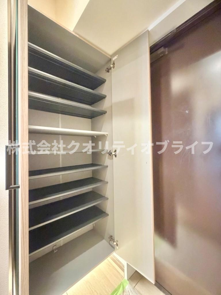 家族全員の靴や傘をスッキリと収納できる大容量のシューズボックスを完備。散らかりがちな玄関まわりを常に美しい状態にキープでき、毎日の出がけや帰宅時もストレスフリーに過ごせます。
