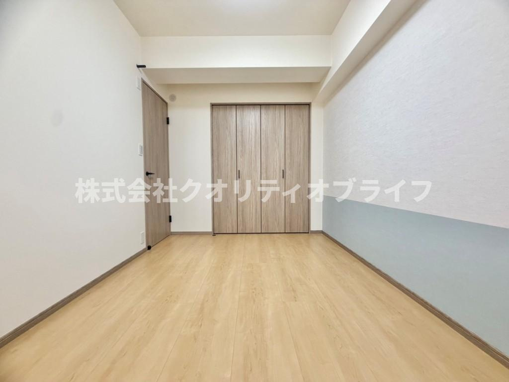 大型のベッドを配置しても圧迫感のない、ゆとりある広さを確保した洋室。1日の疲れをゆったりと癒す主寝室にふさわしく、落ち着いたインテリアで静かなプライベートタイムを演出できる快適な空間です。