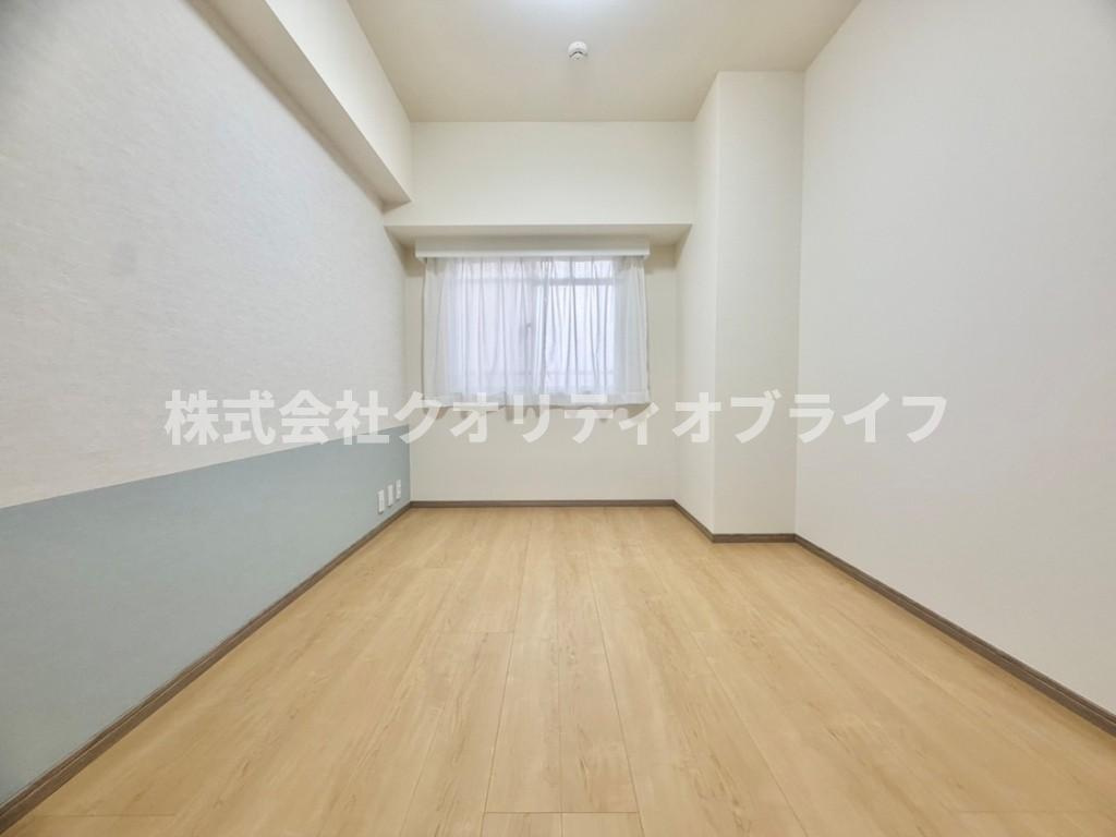 クローゼット完備で整理整頓が習慣化しやすい、子供部屋に最適な洋室。勉強デスクやベッドを配置しやすい綺麗な形状で、お子様の成長に合わせてインテリアの模様替えも柔軟に楽しめる工夫された設計です。