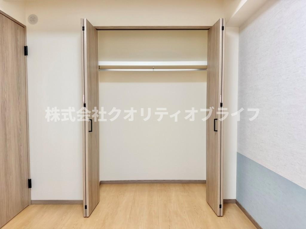 各居室に標準装備された使い勝手の良いクローゼット。ハンガーパイプや棚が設置されており、洋服や季節ものの荷物をすっきりと片付けて、お部屋の広さを有効に活用できます。