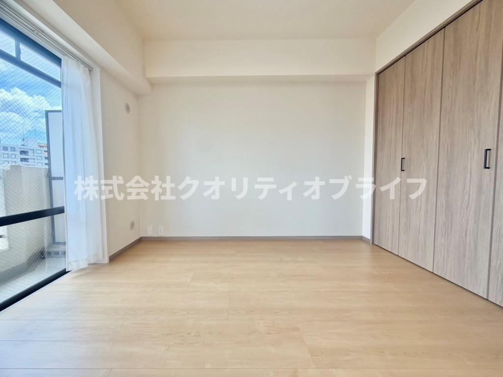 クロスやフローリング、建具まで全てが綺麗に新品交換された清潔感あふれるリノベ洋室。