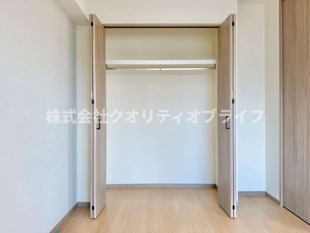 お洋服や季節ものの荷物をたっぷり保管できるクローゼットに直結した洋室。
