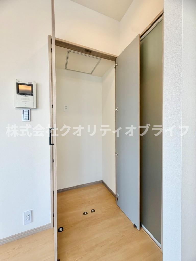 お布団や季節の大型荷物をたっぷり保管できる、奥行きのある収納。