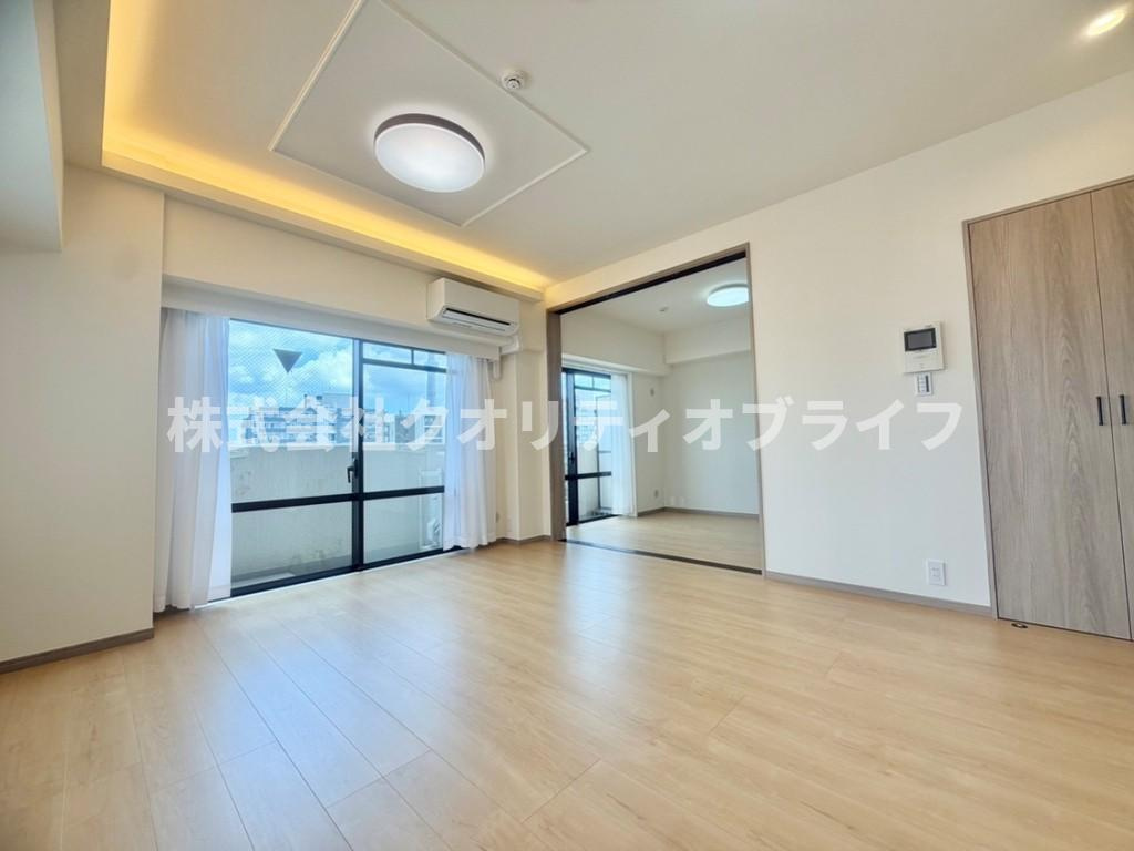 どんなテイストの家具やインテリアにも合わせやすく、日々のお掃除やお手入れがしやすいのも嬉しいポイントです。