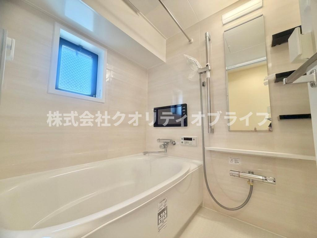 1日の疲れをゆったりと癒せる、クリーンで心地よいバスルーム。お気に入りの入浴剤を入れて、贅沢なリラックスタイムを過ごせる空間です。毎日のバスタイムが楽しみになるような、開放感のある設計です。