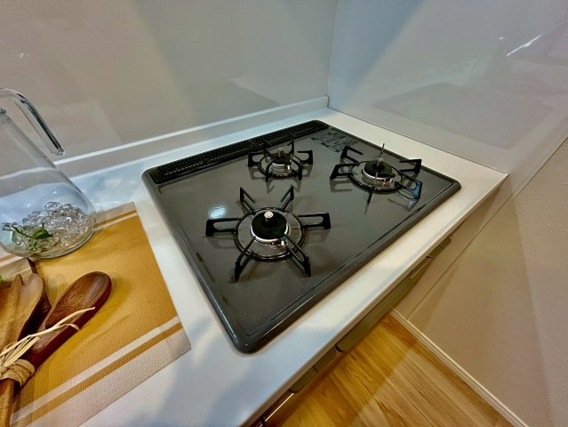 3口コンロで複数の料理を同時に進行可能。時短にも役立ちます