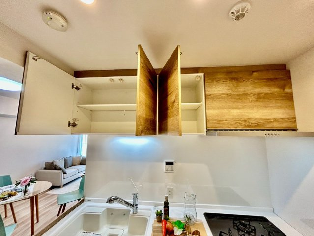 調理道具や調味料もすっきりしまえる、収納力のあるキッチン