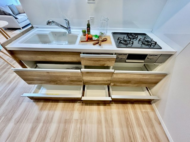 調理道具や調味料もすっきりしまえる、収納力のあるキッチン
