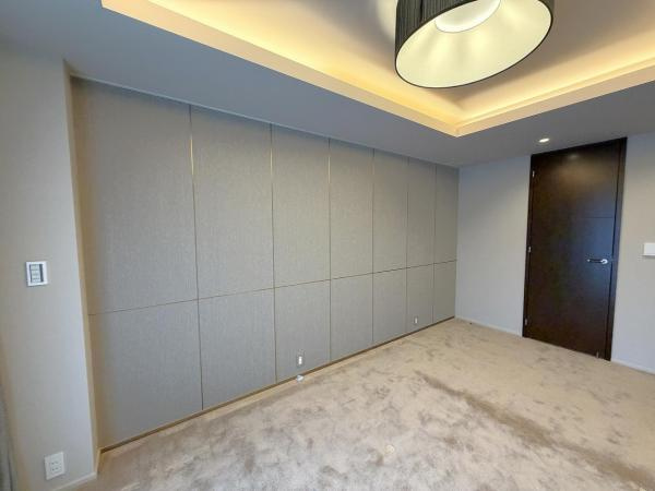 間接照明が優しく包む、落ち着いたグレー基調の洋室では上質な安らぎが楽しめます。