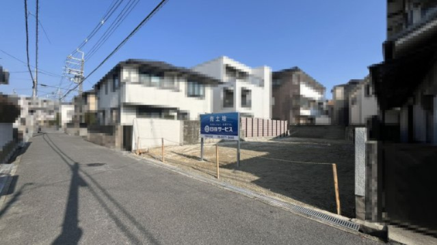 第一種中高層住居専用地域になるため、戸建とアパートなどが混在する住宅エリアです。