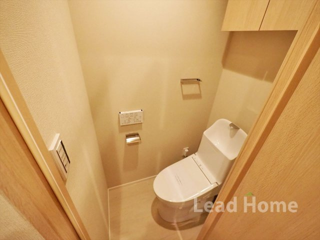 上部に扉付きの収納棚を備えた清潔感あるトイレ！トイレットペーパーや掃除用具も綺麗に保管できます♪