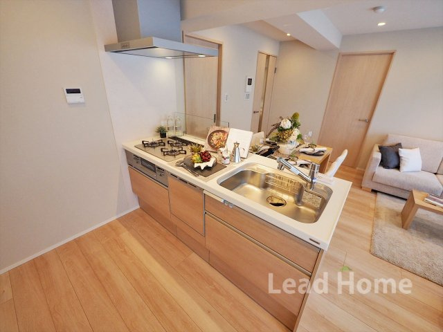 リビング全体を見渡せる対面オープンキッチン！作業スペースも広く日々のお料理が手際よく楽しめます♪