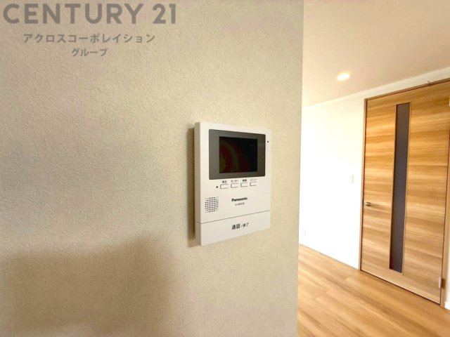 訪問者が来たときにテレビ画面で確認できるため、安心してドアを開けられます。録画機能があるものもあり、留守中に来訪者を記録しておくことができます。利便性が高く、セキュリティ面でも安心です。