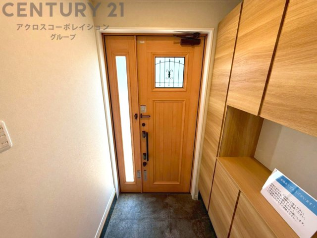 大きな玄関収納付きの玄関です　家族皆様の履物をしっかり収納できます　