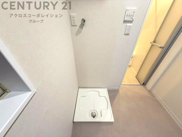 洗濯物の仕分け作業がしやすく、整理整頓が容易になります。洗濯音や湿気を他の部屋に持ち込まず、生活環境を快適に保ちます。上部を活用すれば収納スペースを確保でき洗剤や洗濯用品の整理もしやすくなります。