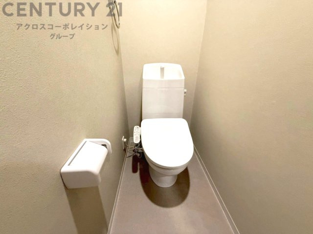 温水洗浄便座付トイレは温水洗浄機能により、暖かい水でおしりを洗浄することができ、冷たい水を使う従来の便座に比べ、温水洗浄機能で暖かいトイレを提供し、快適な使用を可能にします。