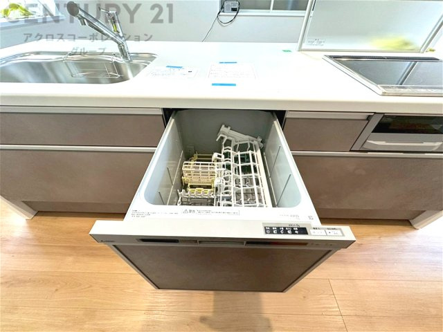 手洗いに比べて時間や労力を節約できることです。また、高温のお湯で洗浄されるため、雑菌や細菌を殺菌する効果もあります。さらに、乾燥機能があるため、手で拭く手間も省け衛生的に保管できます。