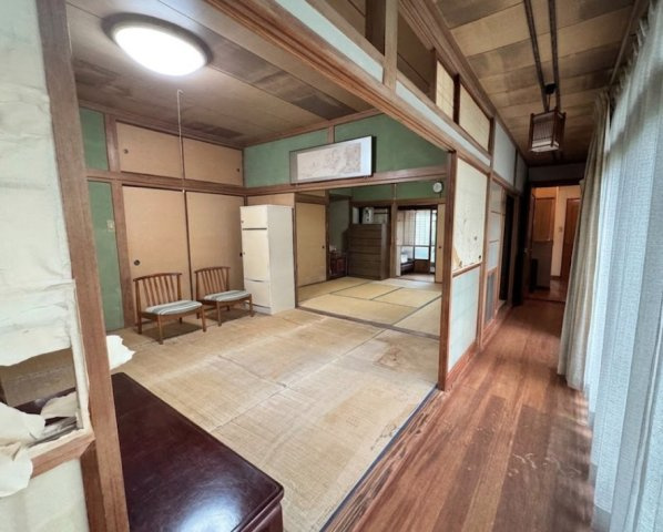 広々とした続き間の和室は、襖を開けることで開放感のある大空間として利用可能。ご家族の団らんや来客時にも対応でき、用途の幅が広がります。縁側からの光も心地よく、ゆったりとした時間を過ごせる空間です。