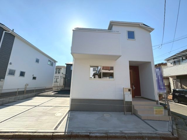 1号棟　広々とした約18帖のリビング空間！キッチン・洗面・浴室がまとまった水回り動線で、家事の移動もスムーズです！全居室に収納がある3LDK・WIC！駐車スペース2台可(車種による)！