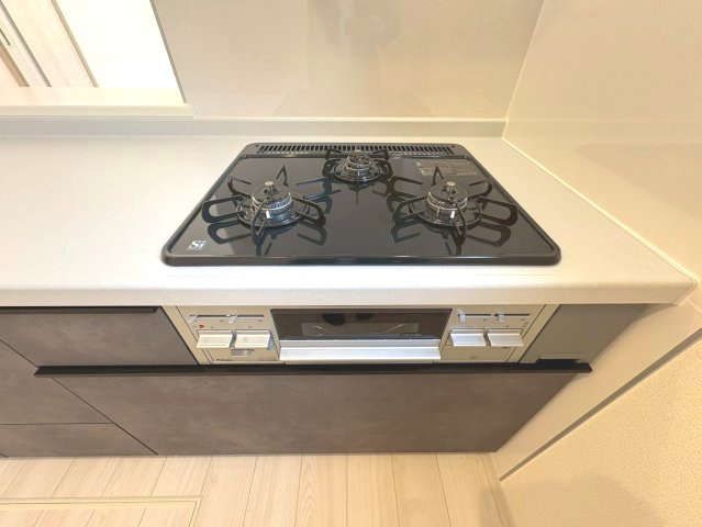 3口コンロで複数の料理を同時に進行可能。時短にも役立ちます。