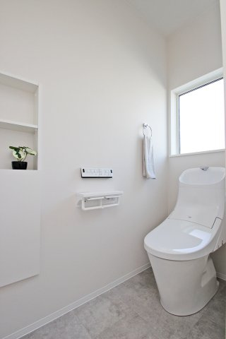 清潔感あふれるトイレ空間。床は石目調のクッションフロアで、お掃除も楽々。【プラン例】建物価格1900万円~、建物面積94.39？