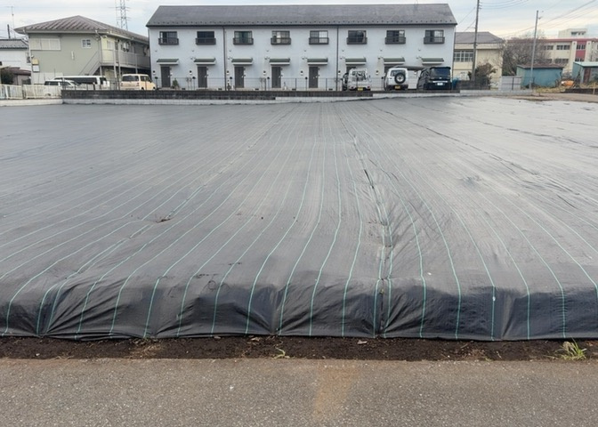 家を建てる場合、方位は要チェックです。現実的に日当たりのよい家ならばリビングは南側、建築基準法でも北側に当たる家への配慮は求められています。土地を見学に行く際は、方位磁針を持って行くようにしましょう。