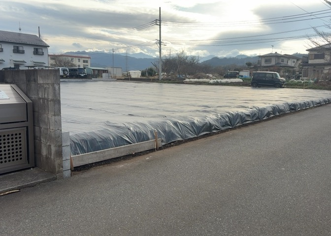 土地の前の道路に消火栓が設置されていることがあります。この場合、道路交通法第45条第1項により、駐車禁止の場所が指定されています。そのため、車庫などの駐車スペースをつくることができない場合があります。